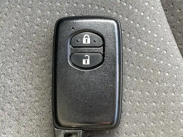 トヨタ プリウス S ツーリングセレクション 静岡県 2011(平23)年 9.1万km ホワイトパールクリスタルシャイン (株)IDOMが運営する【じしゃロン焼津店】の自社ローン専用車両になります。こちらは現金またはオートローンご利用時の価格です。自社ローンご希望の方は別途その旨お申付け下さい　/社外SDナビ/（ワンセグTV/CD）/ETC/純正アルミホイール/HIDヘッドライト/オートライト/プッシュスタート＆スマートキー