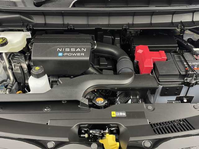 日産 セレナ e－パワー ハイウェイスター V 栃木県 2025(令7)年 0.1千km プリズムホワイト 登録済み未使用車/純正ナビ12.3インチ/（BT/フルセグ/USB/AM/FM）/全周囲カメラ/両側パワースライドドア/衝突軽減システム/車線逸脱抑制機能/レーダークルーズコントロール/駐車支援/先行車発進お知らせ/標識認識機能/ETC2.0/ワイヤレス充電/インテリジェントルームミラー/ブラインドスポットモニター/純正アルミホイール/ステアリングスイッチ/プッシュスタート/スマートキー/スペアキー