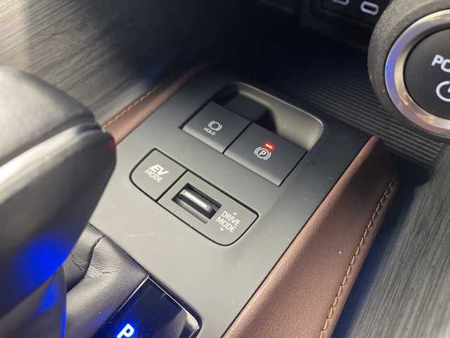 トヨタ ハリアー ハイブリッド Z 愛知県 2023(令5)年 4.4万km プレシャスブラックパール 純正12.3インチナビ/パノラミックビューモニター/調光パノラマルーフ(電動シェード)/ハーフレザーシート/JBLサウンド/フルセグTV/Bluetooth・USB・AppleCarPlay・AndroidAuto/HDMI/ETC2.0/AC100V・1500Wコンセント/デジタルインナーミラー/カラーヘッドアップディスプレイ/パワーバックドア/トヨタセーフティセンス/プリクラッシュセーフティ/レーントレーシングアシスト/レーダークルーズコントロール/アダプティブハイビームシステム/ロードサインアシスト/ドライバー異常時対応システム/先行車発進告知/横滑り防止/ヒルスタートアシスト/PKSB/BSM/車両接近通報/LEDヘッドライト/オートライト/フロントフォグランプ/オート格納ミラー/運転席パワーシート/運転席電動ランバーサポート/オートチルトアウェイ&リターン機能/ナノイーX/純正フロアマット/純正ラゲッジルームシート/充電用USB端子(TypeC)/純正19インチアルミホイール(スーパークロームメタリック塗装)