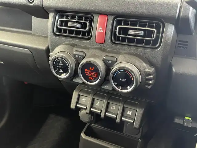 スズキ ジムニー XC 大阪府 2021(令3)年 1万km ジャングルグリーン 5MT/純正8型ナビ フルセグTV CD DVD BT/バックカメラ/ETC/前後ドラレコ/スマートキー 2個/衝突被害軽減ブレーキ/クルーズコントロール/レーンアシスト/オートマチックハイビーム/LEDオートヘッドライト/フォグライト/背面タイヤ/ステアリングリモコン/シートヒーター/ダウンヒルアシストコントロール/革巻きステアリング/W サイド カーテン エアバッグ/保証書 取説 ナビ取説/禁煙車