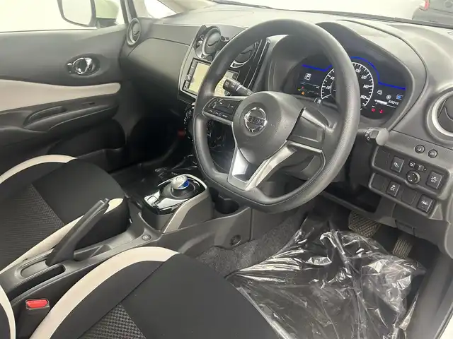 日産 ノート e－パワー X Vセレクション 埼玉県 2019(令1)年 6万km ブリリアントホワイトパール 純正ナビ　フルセグ　ＣＤ／ＤＶＤ　Ｂｌｕｅｔｏｏｔｈ　アラウンドビューモニター　デジタルインナーミラー　ＬＥＤヘッドライト　レーンキープアシスト　コーナーセンサー　ドライブレコーダー　スマートキー