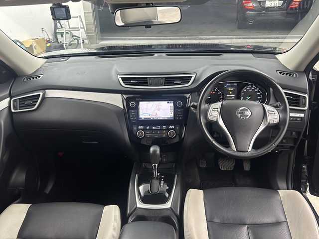 日産 エクストレイル モード・プレミア 兵庫県 2016(平28)年 7万km ダイヤモンドブラック ・純正ナビ/Bluetooth/CD/DVD/TV/・全方位カメラ/・前後ドライブレコーダー/・ビルドインETC2.0/・前後コーナーセンサー/・クルーズコントロール/・パーキングアシスト/・盗難防止装置/・エマージェンシーブレーキ/・革シート/・シートヒーター（D席＋N席）/・ステアリングリモコン/・社外18インチアルミホイール/・LEDヘッドライト/・オートライト/・スマートキー/・アイドリングストップ/・Wエアバッグ/・純正フロアマット