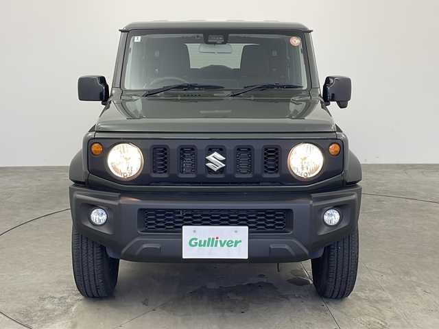 スズキ ジムニー シエラ JL 兵庫県 2022(令4)年 1.5万km ジャングルグリーン ・社外メモリーナビ（KXM-E507W）/　CD/DVD再生/　SDミュージックサーバー/　Bluetoothオーディオ/　フルセグテレビ/・バックカメラ/・ビルドインETC/・衝突被害軽減システム/・純正フロアマット/・シートヒーター（運転席・助手席）/・背面タイヤ/・純正15インチアルミホイール/・ABS/・横滑り防止機能/・盗難防止装置/・オートライト/・オートマチックハイビーム/・ダウンヒルアシストコントロール/・W＋サイドエアバック/・カーテンエアバック/・パートタイム４WD/・スマートキー/・スペアキー/・AACエアコン