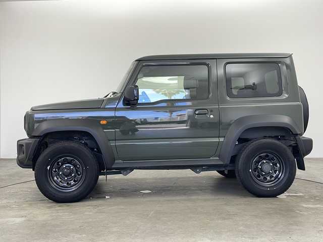 スズキ ジムニー シエラ JL 兵庫県 2022(令4)年 1.5万km ジャングルグリーン ・社外メモリーナビ（KXM-E507W）/　CD/DVD再生/　SDミュージックサーバー/　Bluetoothオーディオ/　フルセグテレビ/・バックカメラ/・ビルドインETC/・衝突被害軽減システム/・純正フロアマット/・シートヒーター（運転席・助手席）/・背面タイヤ/・純正15インチアルミホイール/・ABS/・横滑り防止機能/・盗難防止装置/・オートライト/・オートマチックハイビーム/・ダウンヒルアシストコントロール/・W＋サイドエアバック/・カーテンエアバック/・パートタイム４WD/・スマートキー/・スペアキー/・AACエアコン