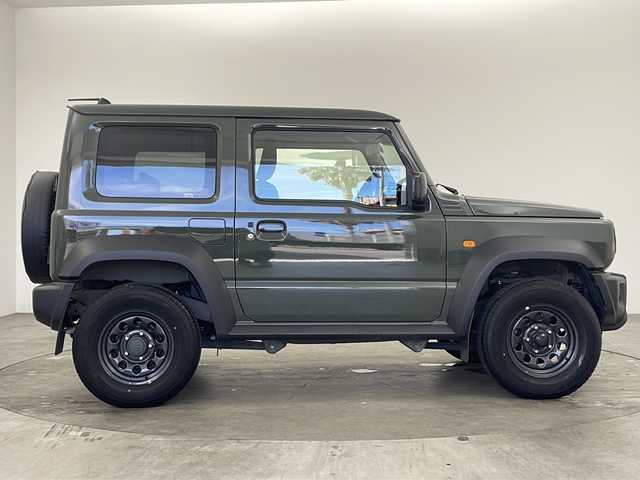 スズキ ジムニー シエラ JL 兵庫県 2022(令4)年 1.5万km ジャングルグリーン ・社外メモリーナビ（KXM-E507W）/　CD/DVD再生/　SDミュージックサーバー/　Bluetoothオーディオ/　フルセグテレビ/・バックカメラ/・ビルドインETC/・衝突被害軽減システム/・純正フロアマット/・シートヒーター（運転席・助手席）/・背面タイヤ/・純正15インチアルミホイール/・ABS/・横滑り防止機能/・盗難防止装置/・オートライト/・オートマチックハイビーム/・ダウンヒルアシストコントロール/・W＋サイドエアバック/・カーテンエアバック/・パートタイム４WD/・スマートキー/・スペアキー/・AACエアコン