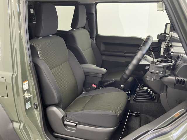 スズキ ジムニー シエラ JL 兵庫県 2022(令4)年 1.5万km ジャングルグリーン ・社外メモリーナビ（KXM-E507W）/　CD/DVD再生/　SDミュージックサーバー/　Bluetoothオーディオ/　フルセグテレビ/・バックカメラ/・ビルドインETC/・衝突被害軽減システム/・純正フロアマット/・シートヒーター（運転席・助手席）/・背面タイヤ/・純正15インチアルミホイール/・ABS/・横滑り防止機能/・盗難防止装置/・オートライト/・オートマチックハイビーム/・ダウンヒルアシストコントロール/・W＋サイドエアバック/・カーテンエアバック/・パートタイム４WD/・スマートキー/・スペアキー/・AACエアコン