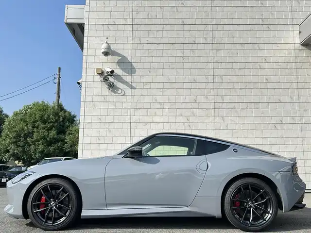 日産 フェアレディ Ｚ バージョンS 埼玉県 2024(令6)年 0.2万km ステルスグレー/スーパーブラック ワンオーナー/外部検査済み/6MTモデル/登録時走行1608km/ボディカラー：ステルスグレーII/ツートンルーフ/純正ナビゲーション/Bluetooth/バックカメラ/フロアマット/純正3連メーター/専用RAYS鍛造19インチアルミ/レーダークルーズコントロール/衝突軽減ブレーキ/LEDヘッドライト/FRコーナーセンサー/スリップコントロール/スペアキー/新車保証書/取扱説明書
