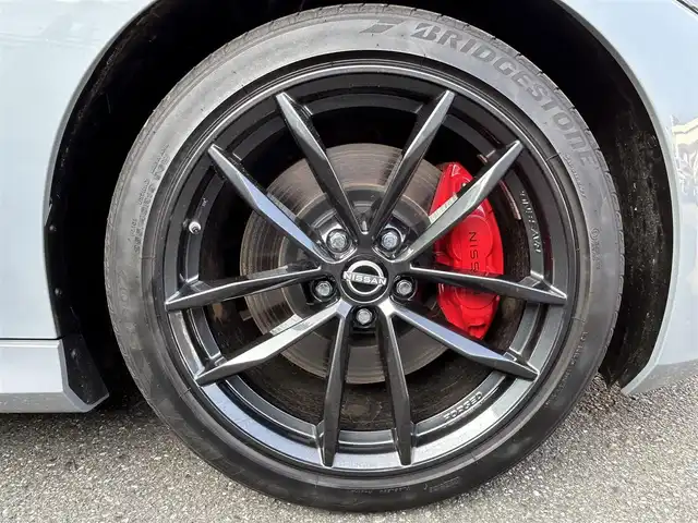 日産 フェアレディ Ｚ バージョンS 埼玉県 2024(令6)年 0.2万km ステルスグレー/スーパーブラック ワンオーナー/外部検査済み/6MTモデル/登録時走行1608km/ボディカラー：ステルスグレーII/ツートンルーフ/純正ナビゲーション/Bluetooth/バックカメラ/フロアマット/純正3連メーター/専用RAYS鍛造19インチアルミ/レーダークルーズコントロール/衝突軽減ブレーキ/LEDヘッドライト/FRコーナーセンサー/スリップコントロール/スペアキー/新車保証書/取扱説明書
