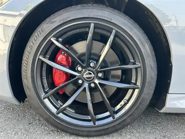 日産 フェアレディ Ｚ バージョンS 埼玉県 2024(令6)年 0.2万km ステルスグレー/スーパーブラック ワンオーナー/外部検査済み/6MTモデル/登録時走行1608km/ボディカラー：ステルスグレーII/ツートンルーフ/純正ナビゲーション/Bluetooth/バックカメラ/フロアマット/純正3連メーター/専用RAYS鍛造19インチアルミ/レーダークルーズコントロール/衝突軽減ブレーキ/LEDヘッドライト/FRコーナーセンサー/スリップコントロール/スペアキー/新車保証書/取扱説明書
