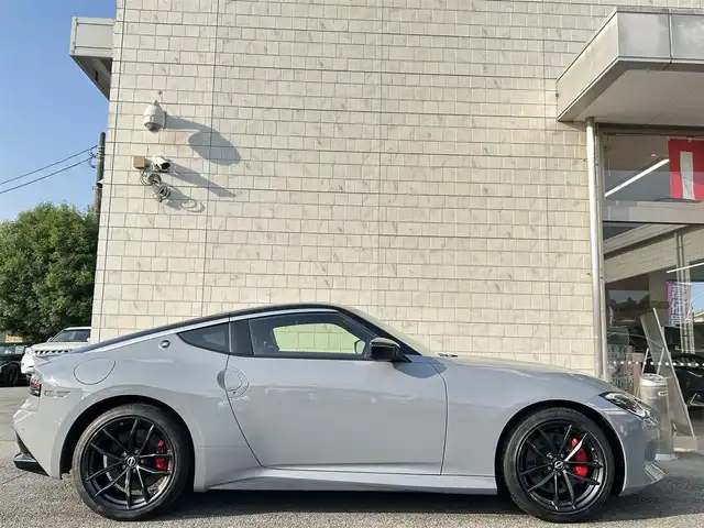 日産 フェアレディ Ｚ バージョンS 埼玉県 2024(令6)年 0.2万km ステルスグレー/スーパーブラック ワンオーナー/外部検査済み/6MTモデル/登録時走行1608km/ボディカラー：ステルスグレーII/ツートンルーフ/純正ナビゲーション/Bluetooth/バックカメラ/フロアマット/純正3連メーター/専用RAYS鍛造19インチアルミ/レーダークルーズコントロール/衝突軽減ブレーキ/LEDヘッドライト/FRコーナーセンサー/スリップコントロール/スペアキー/新車保証書/取扱説明書