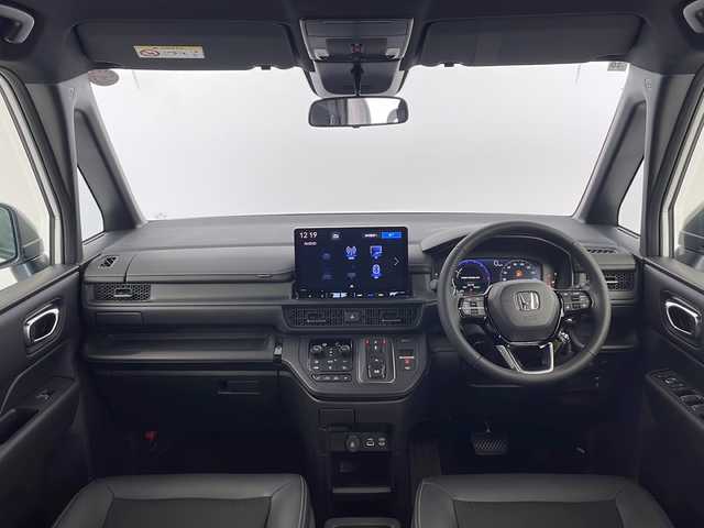 ホンダ ステップワゴン スパーダ eHEV 愛知県 2025(令7)年 0.1千km プラチナホワイトパール ・登録済未使用車/・純正11.4インチナビ/・Bluetooth/フルセグTV/CD/DVD/AppleCarPlay/・ハーフレザーシート/・D/Nシートヒーター/・パワーバックドア/・両側パワースライドドア/・2列目オットマン/・パドルシフト/・オートブレーキホールド/・オートLEDヘッドライト/・フォグライト/・スマートキー×２/・純正16インチアルミホイール/・サイド/カーテンエアバッグ/【ホンダセンシング】/・衝突軽減ブレーキ/・オートハイビーム/・誤発進抑制機能/・後方誤発進抑制機能/・路外逸脱警報機能/・アダプティブクルーズコントロール/・車線維持支援システム/・歩行者事故低減ステアリング^/・先行車発進お知らせ機能/・標識認識機能