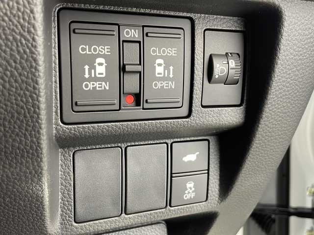 ホンダ ステップワゴン スパーダ eHEV 愛知県 2025(令7)年 0.1千km プラチナホワイトパール ・登録済未使用車/・純正11.4インチナビ/・Bluetooth/フルセグTV/CD/DVD/AppleCarPlay/・ハーフレザーシート/・D/Nシートヒーター/・パワーバックドア/・両側パワースライドドア/・2列目オットマン/・パドルシフト/・オートブレーキホールド/・オートLEDヘッドライト/・フォグライト/・スマートキー×２/・純正16インチアルミホイール/・サイド/カーテンエアバッグ/【ホンダセンシング】/・衝突軽減ブレーキ/・オートハイビーム/・誤発進抑制機能/・後方誤発進抑制機能/・路外逸脱警報機能/・アダプティブクルーズコントロール/・車線維持支援システム/・歩行者事故低減ステアリング^/・先行車発進お知らせ機能/・標識認識機能