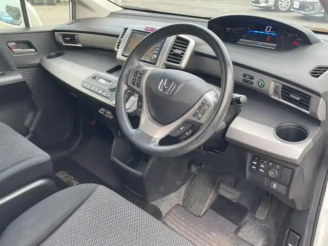 ホンダ フリード ハイブリット ジャストセレクション 東京都 2013(平25)年 6.5万km ホワイトオーキッドパール (株)IDOMが運営する【じしゃロン昭島店】の自社ローン専用車両になります。こちらは現金またはオートローンご利用時の価格です。自社ローンご希望の方は別途その旨お申付け下さい/インター純正ナビ/BT/DVD/CD/ワンセグTV/バックカメラ/フリップダウンモニター/電動格納ミラー/ドアバイザー/ビルトインETC/両側パワースライドドア/MUGENフロアマット