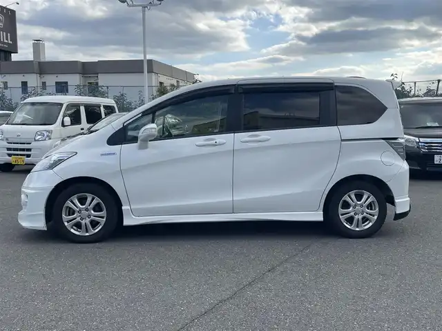 ホンダ フリード ハイブリット ジャストセレクション 東京都 2013(平25)年 6.5万km ホワイトオーキッドパール (株)IDOMが運営する【じしゃロン昭島店】の自社ローン専用車両になります。こちらは現金またはオートローンご利用時の価格です。自社ローンご希望の方は別途その旨お申付け下さい/インター純正ナビ/BT/DVD/CD/ワンセグTV/バックカメラ/フリップダウンモニター/電動格納ミラー/ドアバイザー/ビルトインETC/両側パワースライドドア/MUGENフロアマット