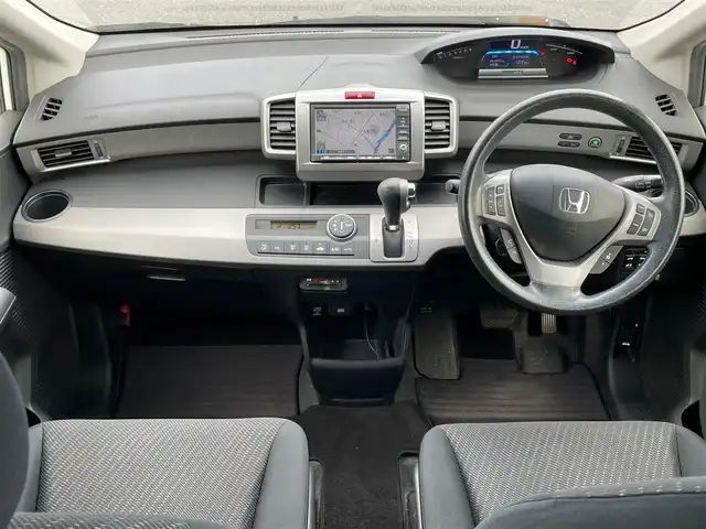 ホンダ フリード ハイブリット ジャストセレクション 東京都 2013(平25)年 6.5万km ホワイトオーキッドパール (株)IDOMが運営する【じしゃロン昭島店】の自社ローン専用車両になります。こちらは現金またはオートローンご利用時の価格です。自社ローンご希望の方は別途その旨お申付け下さい/インター純正ナビ/BT/DVD/CD/ワンセグTV/バックカメラ/フリップダウンモニター/電動格納ミラー/ドアバイザー/ビルトインETC/両側パワースライドドア/MUGENフロアマット