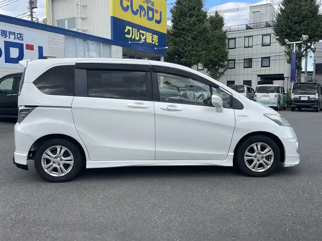 ホンダ フリード ハイブリット ジャストセレクション 東京都 2013(平25)年 6.5万km ホワイトオーキッドパール (株)IDOMが運営する【じしゃロン昭島店】の自社ローン専用車両になります。こちらは現金またはオートローンご利用時の価格です。自社ローンご希望の方は別途その旨お申付け下さい/インター純正ナビ/BT/DVD/CD/ワンセグTV/バックカメラ/フリップダウンモニター/電動格納ミラー/ドアバイザー/ビルトインETC/両側パワースライドドア/MUGENフロアマット