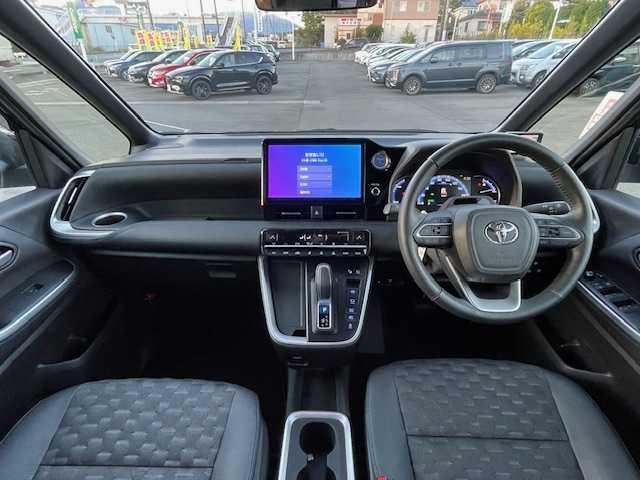 トヨタ ヴォクシー ハイブリッド S－Z 静岡県 2022(令4)年 6.4万km アティチュードブラックマイカ ●10.5インチ純正ディスプレイオーディオ(ナビ付き)/(フルセグ/CD/DVD/Bluetooth//AppleCarPlay/AndroidAuto)/●ハーフレザーシート/●前席シートヒーター/●全方位カメラ/●13.2インチフリップダウンモニター/●レーダークルーズコントロール/●パーキングアシスト/●ブラインドスポットモニター/●プリクラッシュセーフティ/●レーンキープアシスト/●前後クリアランスソナー/●電動パーキングブレーキ/●オートブレーキホールド/●LEDヘッドライト＆フォグランプ/●オートライト/●オートマチックハイビーム/●革巻きステアリング/●ステアリングスイッチ/●ステアリングヒーター/●ETC2.0/●前後ドライブレコーダー/●電動リアゲート/●両側パワースライドドア/●電動格納ウィンカーミラー/●スマートキー/●プッシュスタート/●純正フロアマット/●純正16インチアルミホイール/●ダブル＋サイドSRS＋ABS/●保証書/●取扱説明書