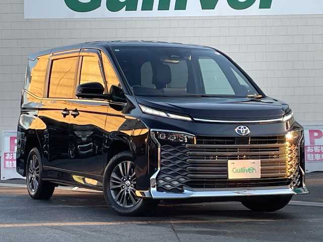 トヨタ ヴォクシー ハイブリッド S－Z 静岡県 2022(令4)年 6.4万km アティチュードブラックマイカ ●10.5インチ純正ディスプレイオーディオ(ナビ付き)/(フルセグ/CD/DVD/Bluetooth//AppleCarPlay/AndroidAuto)/●ハーフレザーシート/●前席シートヒーター/●全方位カメラ/●13.2インチフリップダウンモニター/●レーダークルーズコントロール/●パーキングアシスト/●ブラインドスポットモニター/●プリクラッシュセーフティ/●レーンキープアシスト/●前後クリアランスソナー/●電動パーキングブレーキ/●オートブレーキホールド/●LEDヘッドライト＆フォグランプ/●オートライト/●オートマチックハイビーム/●革巻きステアリング/●ステアリングスイッチ/●ステアリングヒーター/●ETC2.0/●前後ドライブレコーダー/●電動リアゲート/●両側パワースライドドア/●電動格納ウィンカーミラー/●スマートキー/●プッシュスタート/●純正フロアマット/●純正16インチアルミホイール/●ダブル＋サイドSRS＋ABS/●保証書/●取扱説明書