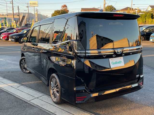 トヨタ ヴォクシー ハイブリッド S－Z 静岡県 2022(令4)年 6.4万km アティチュードブラックマイカ ●10.5インチ純正ディスプレイオーディオ(ナビ付き)/(フルセグ/CD/DVD/Bluetooth//AppleCarPlay/AndroidAuto)/●ハーフレザーシート/●前席シートヒーター/●全方位カメラ/●13.2インチフリップダウンモニター/●レーダークルーズコントロール/●パーキングアシスト/●ブラインドスポットモニター/●プリクラッシュセーフティ/●レーンキープアシスト/●前後クリアランスソナー/●電動パーキングブレーキ/●オートブレーキホールド/●LEDヘッドライト＆フォグランプ/●オートライト/●オートマチックハイビーム/●革巻きステアリング/●ステアリングスイッチ/●ステアリングヒーター/●ETC2.0/●前後ドライブレコーダー/●電動リアゲート/●両側パワースライドドア/●電動格納ウィンカーミラー/●スマートキー/●プッシュスタート/●純正フロアマット/●純正16インチアルミホイール/●ダブル＋サイドSRS＋ABS/●保証書/●取扱説明書