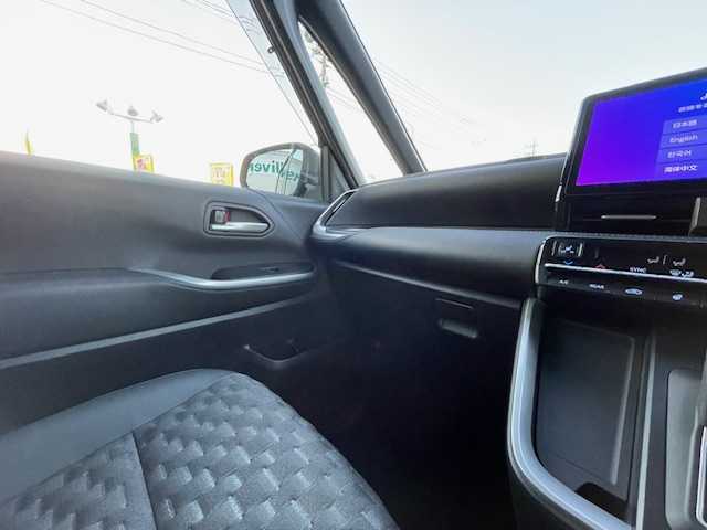 トヨタ ヴォクシー ハイブリッド S－Z 静岡県 2022(令4)年 6.4万km アティチュードブラックマイカ ●10.5インチ純正ディスプレイオーディオ(ナビ付き)/(フルセグ/CD/DVD/Bluetooth//AppleCarPlay/AndroidAuto)/●ハーフレザーシート/●前席シートヒーター/●全方位カメラ/●13.2インチフリップダウンモニター/●レーダークルーズコントロール/●パーキングアシスト/●ブラインドスポットモニター/●プリクラッシュセーフティ/●レーンキープアシスト/●前後クリアランスソナー/●電動パーキングブレーキ/●オートブレーキホールド/●LEDヘッドライト＆フォグランプ/●オートライト/●オートマチックハイビーム/●革巻きステアリング/●ステアリングスイッチ/●ステアリングヒーター/●ETC2.0/●前後ドライブレコーダー/●電動リアゲート/●両側パワースライドドア/●電動格納ウィンカーミラー/●スマートキー/●プッシュスタート/●純正フロアマット/●純正16インチアルミホイール/●ダブル＋サイドSRS＋ABS/●保証書/●取扱説明書