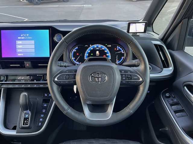 トヨタ ヴォクシー ハイブリッド S－Z 静岡県 2022(令4)年 6.4万km アティチュードブラックマイカ ●10.5インチ純正ディスプレイオーディオ(ナビ付き)/(フルセグ/CD/DVD/Bluetooth//AppleCarPlay/AndroidAuto)/●ハーフレザーシート/●前席シートヒーター/●全方位カメラ/●13.2インチフリップダウンモニター/●レーダークルーズコントロール/●パーキングアシスト/●ブラインドスポットモニター/●プリクラッシュセーフティ/●レーンキープアシスト/●前後クリアランスソナー/●電動パーキングブレーキ/●オートブレーキホールド/●LEDヘッドライト＆フォグランプ/●オートライト/●オートマチックハイビーム/●革巻きステアリング/●ステアリングスイッチ/●ステアリングヒーター/●ETC2.0/●前後ドライブレコーダー/●電動リアゲート/●両側パワースライドドア/●電動格納ウィンカーミラー/●スマートキー/●プッシュスタート/●純正フロアマット/●純正16インチアルミホイール/●ダブル＋サイドSRS＋ABS/●保証書/●取扱説明書