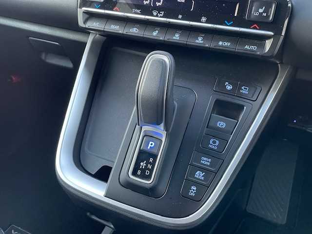 トヨタ ヴォクシー ハイブリッド S－Z 静岡県 2022(令4)年 6.4万km アティチュードブラックマイカ ●10.5インチ純正ディスプレイオーディオ(ナビ付き)/(フルセグ/CD/DVD/Bluetooth//AppleCarPlay/AndroidAuto)/●ハーフレザーシート/●前席シートヒーター/●全方位カメラ/●13.2インチフリップダウンモニター/●レーダークルーズコントロール/●パーキングアシスト/●ブラインドスポットモニター/●プリクラッシュセーフティ/●レーンキープアシスト/●前後クリアランスソナー/●電動パーキングブレーキ/●オートブレーキホールド/●LEDヘッドライト＆フォグランプ/●オートライト/●オートマチックハイビーム/●革巻きステアリング/●ステアリングスイッチ/●ステアリングヒーター/●ETC2.0/●前後ドライブレコーダー/●電動リアゲート/●両側パワースライドドア/●電動格納ウィンカーミラー/●スマートキー/●プッシュスタート/●純正フロアマット/●純正16インチアルミホイール/●ダブル＋サイドSRS＋ABS/●保証書/●取扱説明書