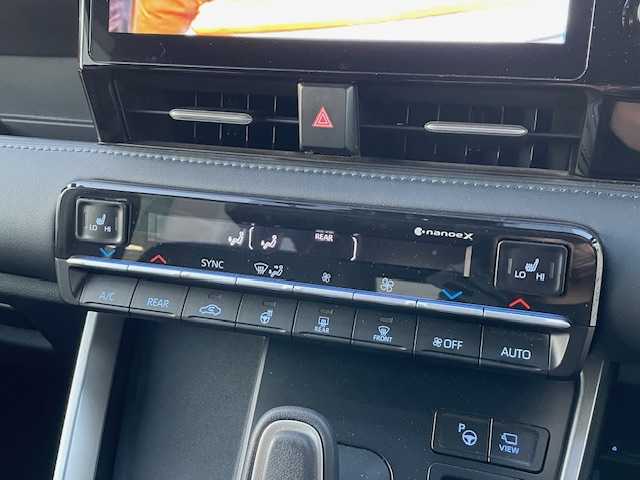 トヨタ ヴォクシー ハイブリッド S－Z 静岡県 2022(令4)年 6.4万km アティチュードブラックマイカ ●10.5インチ純正ディスプレイオーディオ(ナビ付き)/(フルセグ/CD/DVD/Bluetooth//AppleCarPlay/AndroidAuto)/●ハーフレザーシート/●前席シートヒーター/●全方位カメラ/●13.2インチフリップダウンモニター/●レーダークルーズコントロール/●パーキングアシスト/●ブラインドスポットモニター/●プリクラッシュセーフティ/●レーンキープアシスト/●前後クリアランスソナー/●電動パーキングブレーキ/●オートブレーキホールド/●LEDヘッドライト＆フォグランプ/●オートライト/●オートマチックハイビーム/●革巻きステアリング/●ステアリングスイッチ/●ステアリングヒーター/●ETC2.0/●前後ドライブレコーダー/●電動リアゲート/●両側パワースライドドア/●電動格納ウィンカーミラー/●スマートキー/●プッシュスタート/●純正フロアマット/●純正16インチアルミホイール/●ダブル＋サイドSRS＋ABS/●保証書/●取扱説明書