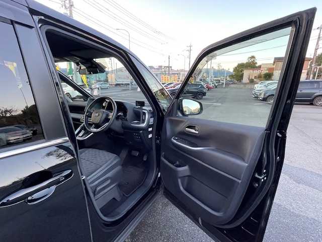 トヨタ ヴォクシー ハイブリッド S－Z 静岡県 2022(令4)年 6.4万km アティチュードブラックマイカ ●10.5インチ純正ディスプレイオーディオ(ナビ付き)/(フルセグ/CD/DVD/Bluetooth//AppleCarPlay/AndroidAuto)/●ハーフレザーシート/●前席シートヒーター/●全方位カメラ/●13.2インチフリップダウンモニター/●レーダークルーズコントロール/●パーキングアシスト/●ブラインドスポットモニター/●プリクラッシュセーフティ/●レーンキープアシスト/●前後クリアランスソナー/●電動パーキングブレーキ/●オートブレーキホールド/●LEDヘッドライト＆フォグランプ/●オートライト/●オートマチックハイビーム/●革巻きステアリング/●ステアリングスイッチ/●ステアリングヒーター/●ETC2.0/●前後ドライブレコーダー/●電動リアゲート/●両側パワースライドドア/●電動格納ウィンカーミラー/●スマートキー/●プッシュスタート/●純正フロアマット/●純正16インチアルミホイール/●ダブル＋サイドSRS＋ABS/●保証書/●取扱説明書