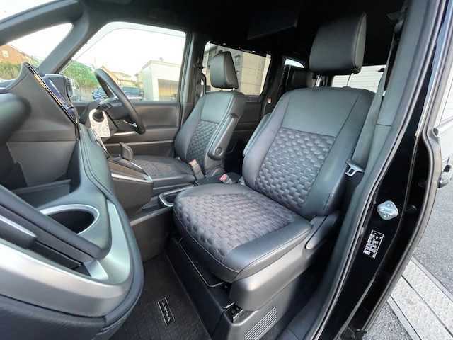 トヨタ ヴォクシー ハイブリッド S－Z 静岡県 2022(令4)年 6.4万km アティチュードブラックマイカ ●10.5インチ純正ディスプレイオーディオ(ナビ付き)/(フルセグ/CD/DVD/Bluetooth//AppleCarPlay/AndroidAuto)/●ハーフレザーシート/●前席シートヒーター/●全方位カメラ/●13.2インチフリップダウンモニター/●レーダークルーズコントロール/●パーキングアシスト/●ブラインドスポットモニター/●プリクラッシュセーフティ/●レーンキープアシスト/●前後クリアランスソナー/●電動パーキングブレーキ/●オートブレーキホールド/●LEDヘッドライト＆フォグランプ/●オートライト/●オートマチックハイビーム/●革巻きステアリング/●ステアリングスイッチ/●ステアリングヒーター/●ETC2.0/●前後ドライブレコーダー/●電動リアゲート/●両側パワースライドドア/●電動格納ウィンカーミラー/●スマートキー/●プッシュスタート/●純正フロアマット/●純正16インチアルミホイール/●ダブル＋サイドSRS＋ABS/●保証書/●取扱説明書