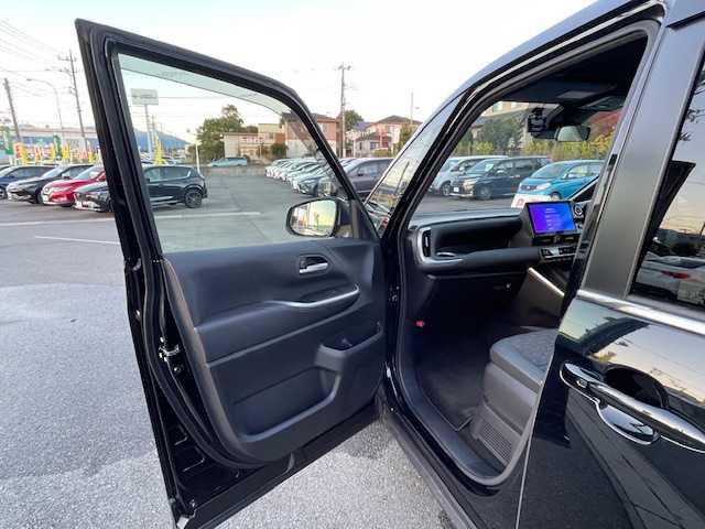 トヨタ ヴォクシー ハイブリッド S－Z 静岡県 2022(令4)年 6.4万km アティチュードブラックマイカ ●10.5インチ純正ディスプレイオーディオ(ナビ付き)/(フルセグ/CD/DVD/Bluetooth//AppleCarPlay/AndroidAuto)/●ハーフレザーシート/●前席シートヒーター/●全方位カメラ/●13.2インチフリップダウンモニター/●レーダークルーズコントロール/●パーキングアシスト/●ブラインドスポットモニター/●プリクラッシュセーフティ/●レーンキープアシスト/●前後クリアランスソナー/●電動パーキングブレーキ/●オートブレーキホールド/●LEDヘッドライト＆フォグランプ/●オートライト/●オートマチックハイビーム/●革巻きステアリング/●ステアリングスイッチ/●ステアリングヒーター/●ETC2.0/●前後ドライブレコーダー/●電動リアゲート/●両側パワースライドドア/●電動格納ウィンカーミラー/●スマートキー/●プッシュスタート/●純正フロアマット/●純正16インチアルミホイール/●ダブル＋サイドSRS＋ABS/●保証書/●取扱説明書