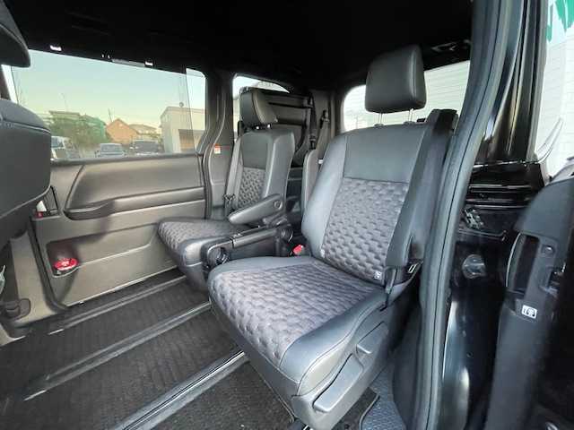 トヨタ ヴォクシー ハイブリッド S－Z 静岡県 2022(令4)年 6.4万km アティチュードブラックマイカ ●10.5インチ純正ディスプレイオーディオ(ナビ付き)/(フルセグ/CD/DVD/Bluetooth//AppleCarPlay/AndroidAuto)/●ハーフレザーシート/●前席シートヒーター/●全方位カメラ/●13.2インチフリップダウンモニター/●レーダークルーズコントロール/●パーキングアシスト/●ブラインドスポットモニター/●プリクラッシュセーフティ/●レーンキープアシスト/●前後クリアランスソナー/●電動パーキングブレーキ/●オートブレーキホールド/●LEDヘッドライト＆フォグランプ/●オートライト/●オートマチックハイビーム/●革巻きステアリング/●ステアリングスイッチ/●ステアリングヒーター/●ETC2.0/●前後ドライブレコーダー/●電動リアゲート/●両側パワースライドドア/●電動格納ウィンカーミラー/●スマートキー/●プッシュスタート/●純正フロアマット/●純正16インチアルミホイール/●ダブル＋サイドSRS＋ABS/●保証書/●取扱説明書