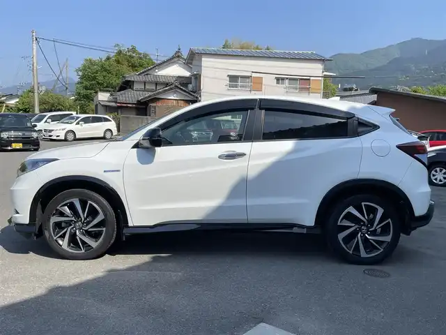 ホンダ ヴェゼル ハイブリッド RS ホンダセンシング 愛媛県 2018(平30)年 4.3万km ホワイトオーキッドパール 純正8インチナビ/AM/FM/CD/DVD/BT/フルセグTV　/純正フルエアロ　/HONDA SENSING/・アダプティブクルーズコントロール/・衝突軽減ブレーキ/・車線維持支援システム/・誤発進抑制機能/・先行車発進お知らせ機能/・オートハイビーム/バックカメラ　/パドルシフト　/電動パーキングブレーキ　/ドラレコ/ETC/アルミペダル/アイドリングストップ/Ｄ/Ｎ席シートヒーター/革巻きステアリング/ハーフレザー/ＬＥＤヘッドライト/現状サマー(純正ＡＷ)(225/50/R18)