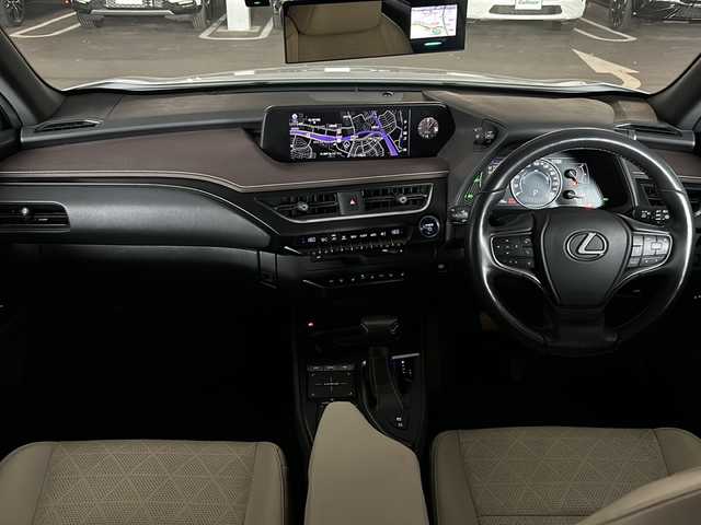 レクサス ＵＸ 250h バージョンL 兵庫県 2019(令1)年 6万km ソニッククォーツ ・純正ナビ/Bluetooth/SD/CD/DVD/AUX/USB/TV/・パノラミックビューモニター/・純正ビルドインETC2.0 /・LEXUSsafety/・プリクラッシュセーフティ/・レーダークルーズコントロール/・レーンキープアシスト/・先行車発進告知機能/・レーンチェンジアシスト/・レーントレーシングアシスト/・レーンディパーチャーアラート/・ブレードスキャンアダプティブハイビームシステム/・アダプティブハイビームシステム/・オートマチックハイビームシステム/・ロードサインアシスト/・発進遅れ告知機能/・ドライバー異常時対応システム/・プロアクティブドライビングアシスト/・フロントクロストラフィックアラート/・ブラインドスポットモニター（BSM）/・電動リアゲート/・前方ドライブレコーダー/・メモリーパワーシート/・レザーシート/・シートヒーター/・エアシート/・ステアリングヒーター/・純正フロアマット/・純正アルミホイール/・モデリスタエアロパーツ（フロント/サイド/リア）