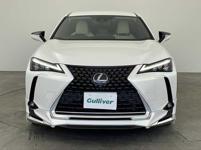 レクサス ＵＸ 250h バージョンL 兵庫県 2019(令1)年 6万km ソニッククォーツ ・純正ナビ/Bluetooth/SD/CD/DVD/AUX/USB/TV/・パノラミックビューモニター/・純正ビルドインETC2.0 /・LEXUSsafety/・プリクラッシュセーフティ/・レーダークルーズコントロール/・レーンキープアシスト/・先行車発進告知機能/・レーンチェンジアシスト/・レーントレーシングアシスト/・レーンディパーチャーアラート/・ブレードスキャンアダプティブハイビームシステム/・アダプティブハイビームシステム/・オートマチックハイビームシステム/・ロードサインアシスト/・発進遅れ告知機能/・ドライバー異常時対応システム/・プロアクティブドライビングアシスト/・フロントクロストラフィックアラート/・ブラインドスポットモニター（BSM）/・電動リアゲート/・前方ドライブレコーダー/・メモリーパワーシート/・レザーシート/・シートヒーター/・エアシート/・ステアリングヒーター/・純正フロアマット/・純正アルミホイール/・モデリスタエアロパーツ（フロント/サイド/リア）