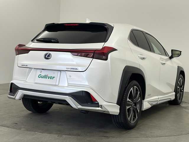 レクサス ＵＸ 250h バージョンL 兵庫県 2019(令1)年 6万km ソニッククォーツ ・純正ナビ/Bluetooth/SD/CD/DVD/AUX/USB/TV/・パノラミックビューモニター/・純正ビルドインETC2.0 /・LEXUSsafety/・プリクラッシュセーフティ/・レーダークルーズコントロール/・レーンキープアシスト/・先行車発進告知機能/・レーンチェンジアシスト/・レーントレーシングアシスト/・レーンディパーチャーアラート/・ブレードスキャンアダプティブハイビームシステム/・アダプティブハイビームシステム/・オートマチックハイビームシステム/・ロードサインアシスト/・発進遅れ告知機能/・ドライバー異常時対応システム/・プロアクティブドライビングアシスト/・フロントクロストラフィックアラート/・ブラインドスポットモニター（BSM）/・電動リアゲート/・前方ドライブレコーダー/・メモリーパワーシート/・レザーシート/・シートヒーター/・エアシート/・ステアリングヒーター/・純正フロアマット/・純正アルミホイール/・モデリスタエアロパーツ（フロント/サイド/リア）