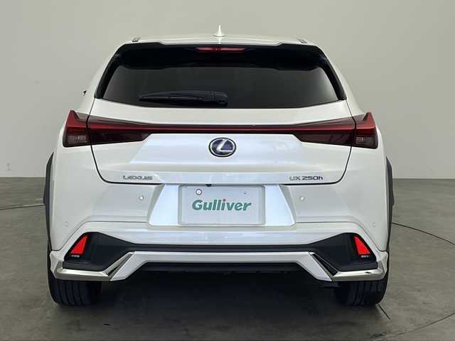 レクサス ＵＸ 250h バージョンL 兵庫県 2019(令1)年 6万km ソニッククォーツ ・純正ナビ/Bluetooth/SD/CD/DVD/AUX/USB/TV/・パノラミックビューモニター/・純正ビルドインETC2.0 /・LEXUSsafety/・プリクラッシュセーフティ/・レーダークルーズコントロール/・レーンキープアシスト/・先行車発進告知機能/・レーンチェンジアシスト/・レーントレーシングアシスト/・レーンディパーチャーアラート/・ブレードスキャンアダプティブハイビームシステム/・アダプティブハイビームシステム/・オートマチックハイビームシステム/・ロードサインアシスト/・発進遅れ告知機能/・ドライバー異常時対応システム/・プロアクティブドライビングアシスト/・フロントクロストラフィックアラート/・ブラインドスポットモニター（BSM）/・電動リアゲート/・前方ドライブレコーダー/・メモリーパワーシート/・レザーシート/・シートヒーター/・エアシート/・ステアリングヒーター/・純正フロアマット/・純正アルミホイール/・モデリスタエアロパーツ（フロント/サイド/リア）