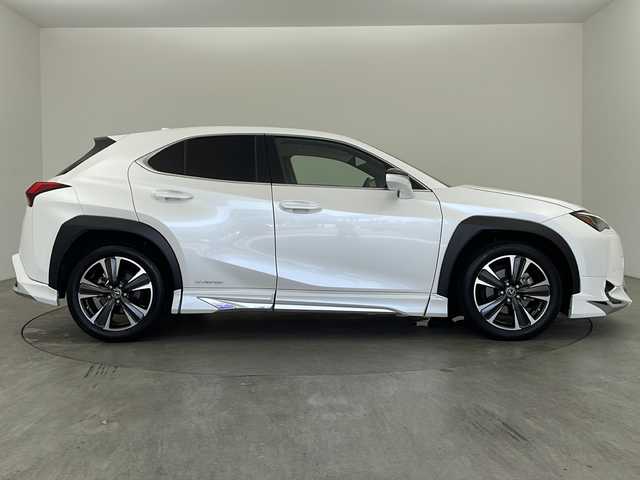 レクサス ＵＸ 250h バージョンL 兵庫県 2019(令1)年 6万km ソニッククォーツ ・純正ナビ/Bluetooth/SD/CD/DVD/AUX/USB/TV/・パノラミックビューモニター/・純正ビルドインETC2.0 /・LEXUSsafety/・プリクラッシュセーフティ/・レーダークルーズコントロール/・レーンキープアシスト/・先行車発進告知機能/・レーンチェンジアシスト/・レーントレーシングアシスト/・レーンディパーチャーアラート/・ブレードスキャンアダプティブハイビームシステム/・アダプティブハイビームシステム/・オートマチックハイビームシステム/・ロードサインアシスト/・発進遅れ告知機能/・ドライバー異常時対応システム/・プロアクティブドライビングアシスト/・フロントクロストラフィックアラート/・ブラインドスポットモニター（BSM）/・電動リアゲート/・前方ドライブレコーダー/・メモリーパワーシート/・レザーシート/・シートヒーター/・エアシート/・ステアリングヒーター/・純正フロアマット/・純正アルミホイール/・モデリスタエアロパーツ（フロント/サイド/リア）