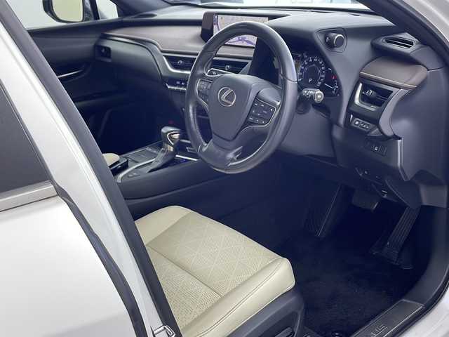レクサス ＵＸ 250h バージョンL 兵庫県 2019(令1)年 6万km ソニッククォーツ ・純正ナビ/Bluetooth/SD/CD/DVD/AUX/USB/TV/・パノラミックビューモニター/・純正ビルドインETC2.0 /・LEXUSsafety/・プリクラッシュセーフティ/・レーダークルーズコントロール/・レーンキープアシスト/・先行車発進告知機能/・レーンチェンジアシスト/・レーントレーシングアシスト/・レーンディパーチャーアラート/・ブレードスキャンアダプティブハイビームシステム/・アダプティブハイビームシステム/・オートマチックハイビームシステム/・ロードサインアシスト/・発進遅れ告知機能/・ドライバー異常時対応システム/・プロアクティブドライビングアシスト/・フロントクロストラフィックアラート/・ブラインドスポットモニター（BSM）/・電動リアゲート/・前方ドライブレコーダー/・メモリーパワーシート/・レザーシート/・シートヒーター/・エアシート/・ステアリングヒーター/・純正フロアマット/・純正アルミホイール/・モデリスタエアロパーツ（フロント/サイド/リア）