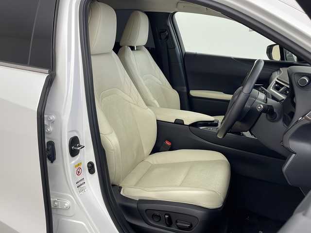 レクサス ＵＸ 250h バージョンL 兵庫県 2019(令1)年 6万km ソニッククォーツ ・純正ナビ/Bluetooth/SD/CD/DVD/AUX/USB/TV/・パノラミックビューモニター/・純正ビルドインETC2.0 /・LEXUSsafety/・プリクラッシュセーフティ/・レーダークルーズコントロール/・レーンキープアシスト/・先行車発進告知機能/・レーンチェンジアシスト/・レーントレーシングアシスト/・レーンディパーチャーアラート/・ブレードスキャンアダプティブハイビームシステム/・アダプティブハイビームシステム/・オートマチックハイビームシステム/・ロードサインアシスト/・発進遅れ告知機能/・ドライバー異常時対応システム/・プロアクティブドライビングアシスト/・フロントクロストラフィックアラート/・ブラインドスポットモニター（BSM）/・電動リアゲート/・前方ドライブレコーダー/・メモリーパワーシート/・レザーシート/・シートヒーター/・エアシート/・ステアリングヒーター/・純正フロアマット/・純正アルミホイール/・モデリスタエアロパーツ（フロント/サイド/リア）