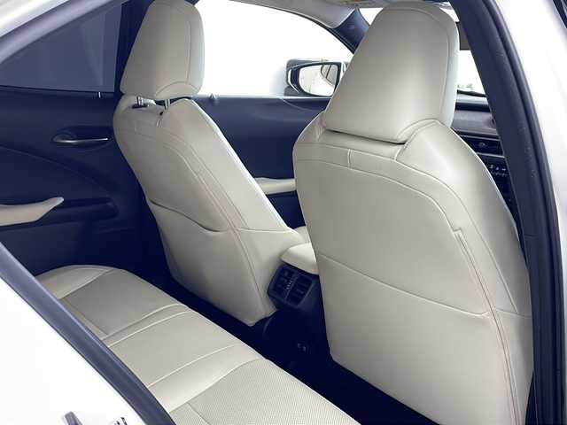 レクサス ＵＸ 250h バージョンL 兵庫県 2019(令1)年 6万km ソニッククォーツ ・純正ナビ/Bluetooth/SD/CD/DVD/AUX/USB/TV/・パノラミックビューモニター/・純正ビルドインETC2.0 /・LEXUSsafety/・プリクラッシュセーフティ/・レーダークルーズコントロール/・レーンキープアシスト/・先行車発進告知機能/・レーンチェンジアシスト/・レーントレーシングアシスト/・レーンディパーチャーアラート/・ブレードスキャンアダプティブハイビームシステム/・アダプティブハイビームシステム/・オートマチックハイビームシステム/・ロードサインアシスト/・発進遅れ告知機能/・ドライバー異常時対応システム/・プロアクティブドライビングアシスト/・フロントクロストラフィックアラート/・ブラインドスポットモニター（BSM）/・電動リアゲート/・前方ドライブレコーダー/・メモリーパワーシート/・レザーシート/・シートヒーター/・エアシート/・ステアリングヒーター/・純正フロアマット/・純正アルミホイール/・モデリスタエアロパーツ（フロント/サイド/リア）