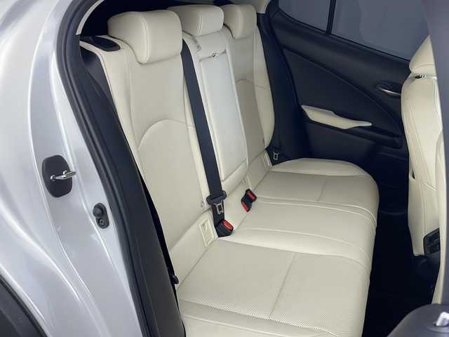 レクサス ＵＸ 250h バージョンL 兵庫県 2019(令1)年 6万km ソニッククォーツ ・純正ナビ/Bluetooth/SD/CD/DVD/AUX/USB/TV/・パノラミックビューモニター/・純正ビルドインETC2.0 /・LEXUSsafety/・プリクラッシュセーフティ/・レーダークルーズコントロール/・レーンキープアシスト/・先行車発進告知機能/・レーンチェンジアシスト/・レーントレーシングアシスト/・レーンディパーチャーアラート/・ブレードスキャンアダプティブハイビームシステム/・アダプティブハイビームシステム/・オートマチックハイビームシステム/・ロードサインアシスト/・発進遅れ告知機能/・ドライバー異常時対応システム/・プロアクティブドライビングアシスト/・フロントクロストラフィックアラート/・ブラインドスポットモニター（BSM）/・電動リアゲート/・前方ドライブレコーダー/・メモリーパワーシート/・レザーシート/・シートヒーター/・エアシート/・ステアリングヒーター/・純正フロアマット/・純正アルミホイール/・モデリスタエアロパーツ（フロント/サイド/リア）