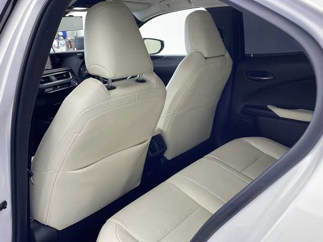 レクサス ＵＸ 250h バージョンL 兵庫県 2019(令1)年 6万km ソニッククォーツ ・純正ナビ/Bluetooth/SD/CD/DVD/AUX/USB/TV/・パノラミックビューモニター/・純正ビルドインETC2.0 /・LEXUSsafety/・プリクラッシュセーフティ/・レーダークルーズコントロール/・レーンキープアシスト/・先行車発進告知機能/・レーンチェンジアシスト/・レーントレーシングアシスト/・レーンディパーチャーアラート/・ブレードスキャンアダプティブハイビームシステム/・アダプティブハイビームシステム/・オートマチックハイビームシステム/・ロードサインアシスト/・発進遅れ告知機能/・ドライバー異常時対応システム/・プロアクティブドライビングアシスト/・フロントクロストラフィックアラート/・ブラインドスポットモニター（BSM）/・電動リアゲート/・前方ドライブレコーダー/・メモリーパワーシート/・レザーシート/・シートヒーター/・エアシート/・ステアリングヒーター/・純正フロアマット/・純正アルミホイール/・モデリスタエアロパーツ（フロント/サイド/リア）