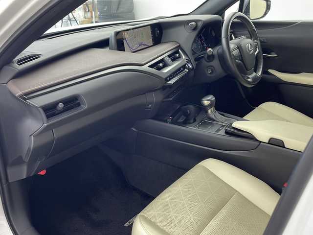 レクサス ＵＸ 250h バージョンL 兵庫県 2019(令1)年 6万km ソニッククォーツ ・純正ナビ/Bluetooth/SD/CD/DVD/AUX/USB/TV/・パノラミックビューモニター/・純正ビルドインETC2.0 /・LEXUSsafety/・プリクラッシュセーフティ/・レーダークルーズコントロール/・レーンキープアシスト/・先行車発進告知機能/・レーンチェンジアシスト/・レーントレーシングアシスト/・レーンディパーチャーアラート/・ブレードスキャンアダプティブハイビームシステム/・アダプティブハイビームシステム/・オートマチックハイビームシステム/・ロードサインアシスト/・発進遅れ告知機能/・ドライバー異常時対応システム/・プロアクティブドライビングアシスト/・フロントクロストラフィックアラート/・ブラインドスポットモニター（BSM）/・電動リアゲート/・前方ドライブレコーダー/・メモリーパワーシート/・レザーシート/・シートヒーター/・エアシート/・ステアリングヒーター/・純正フロアマット/・純正アルミホイール/・モデリスタエアロパーツ（フロント/サイド/リア）