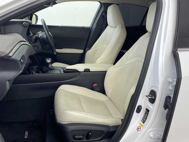 レクサス ＵＸ 250h バージョンL 兵庫県 2019(令1)年 6万km ソニッククォーツ ・純正ナビ/Bluetooth/SD/CD/DVD/AUX/USB/TV/・パノラミックビューモニター/・純正ビルドインETC2.0 /・LEXUSsafety/・プリクラッシュセーフティ/・レーダークルーズコントロール/・レーンキープアシスト/・先行車発進告知機能/・レーンチェンジアシスト/・レーントレーシングアシスト/・レーンディパーチャーアラート/・ブレードスキャンアダプティブハイビームシステム/・アダプティブハイビームシステム/・オートマチックハイビームシステム/・ロードサインアシスト/・発進遅れ告知機能/・ドライバー異常時対応システム/・プロアクティブドライビングアシスト/・フロントクロストラフィックアラート/・ブラインドスポットモニター（BSM）/・電動リアゲート/・前方ドライブレコーダー/・メモリーパワーシート/・レザーシート/・シートヒーター/・エアシート/・ステアリングヒーター/・純正フロアマット/・純正アルミホイール/・モデリスタエアロパーツ（フロント/サイド/リア）