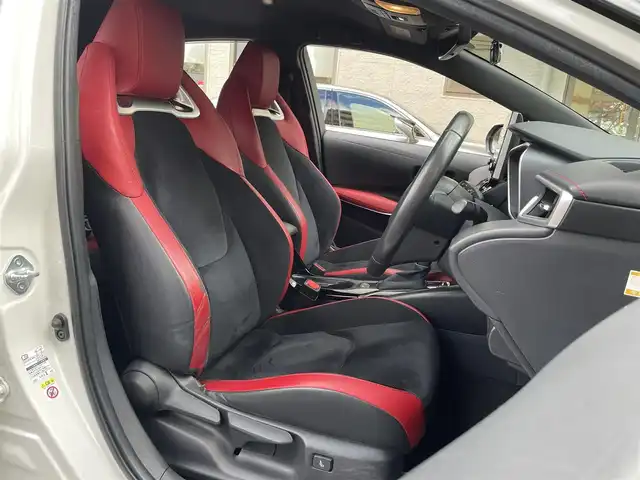 トヨタ カローラ スポーツ ハイブリッドG Z 静岡県 2020(令2)年 7.4万km アティチュードブラックマイカ/ホワイトパールクリスタルシャイン ワンオーナー/TRDエアロ/純正ナビ/フルセグTV/BT/バックカメラ/ハーフレザーシート/前席シートヒーター/前後ドライブレコーダー/ビルトインETC/プリクラッシュセーフティ/レーンキープアシスト/オートハイビーム/レーダークルーズコントロール/クリアランスソナー/ブラインドスポットモニター/LEDライト/LEDフォグ/スマートキー×2/保証書/取扱説明書/ナビ取扱説明書/R7点検記録簿有