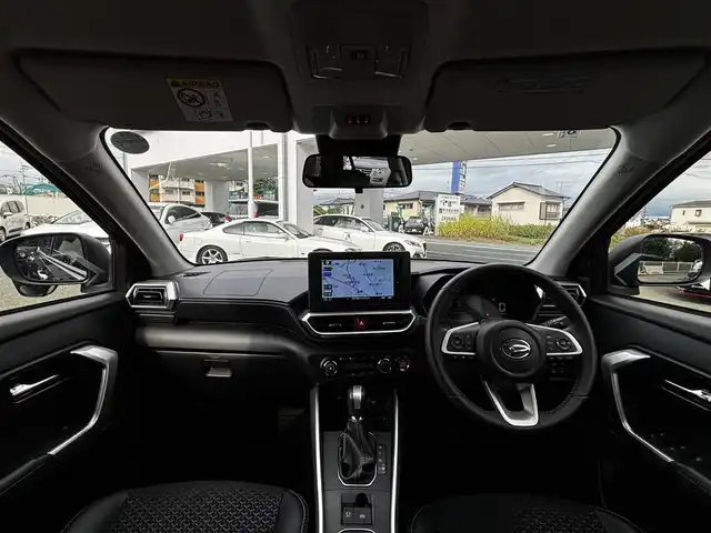 ダイハツ ロッキー プレミアム G 熊本県 2024(令6)年 1万km ブラックマイカメタリック ワンオーナー/純正9インチナビ(NSZN-Y70D)/【フルセグTV/Bluetooth/CD/DVD】/全方位カメラ/バックカメラ/レーダークルーズコントロール/衝突軽減システム/コーナーセンサー/レーンアシスト/ブレーキホールド/純正１７インチAW/オートLEDライト/オートハイビーム/アイドリングストップ/シートヒーター/ウィンカーミラー/ステアリングスイッチ/プッシュスタート/スマートキー/純正フロアマット/横滑り防止装置/ABS/盗難防止装置/保証書/取扱説明書/スペアキー