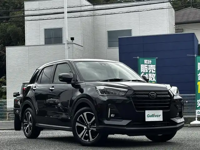 ダイハツ ロッキー プレミアム G 熊本県 2024(令6)年 1万km ブラックマイカメタリック ワンオーナー/純正9インチナビ(NSZN-Y70D)/【フルセグTV/Bluetooth/CD/DVD】/全方位カメラ/バックカメラ/レーダークルーズコントロール/衝突軽減システム/コーナーセンサー/レーンアシスト/ブレーキホールド/純正１７インチAW/オートLEDライト/オートハイビーム/アイドリングストップ/シートヒーター/ウィンカーミラー/ステアリングスイッチ/プッシュスタート/スマートキー/純正フロアマット/横滑り防止装置/ABS/盗難防止装置/保証書/取扱説明書/スペアキー