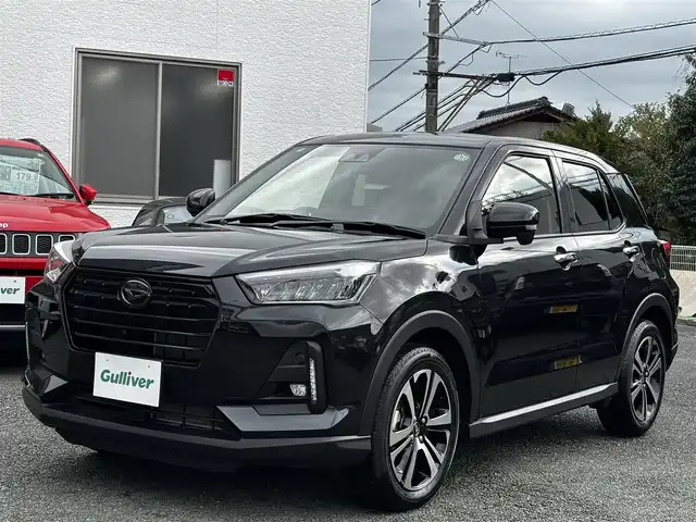 ダイハツ ロッキー プレミアム G 熊本県 2024(令6)年 1万km ブラックマイカメタリック ワンオーナー/純正9インチナビ(NSZN-Y70D)/【フルセグTV/Bluetooth/CD/DVD】/全方位カメラ/バックカメラ/レーダークルーズコントロール/衝突軽減システム/コーナーセンサー/レーンアシスト/ブレーキホールド/純正１７インチAW/オートLEDライト/オートハイビーム/アイドリングストップ/シートヒーター/ウィンカーミラー/ステアリングスイッチ/プッシュスタート/スマートキー/純正フロアマット/横滑り防止装置/ABS/盗難防止装置/保証書/取扱説明書/スペアキー
