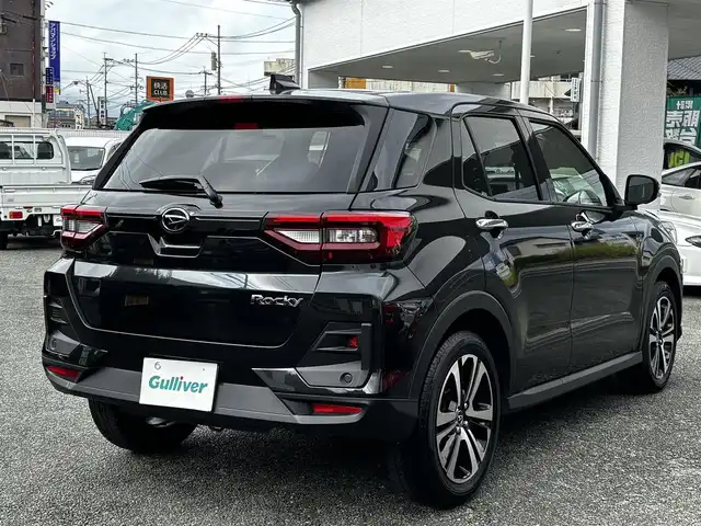 ダイハツ ロッキー プレミアム G 熊本県 2024(令6)年 1万km ブラックマイカメタリック ワンオーナー/純正9インチナビ(NSZN-Y70D)/【フルセグTV/Bluetooth/CD/DVD】/全方位カメラ/バックカメラ/レーダークルーズコントロール/衝突軽減システム/コーナーセンサー/レーンアシスト/ブレーキホールド/純正１７インチAW/オートLEDライト/オートハイビーム/アイドリングストップ/シートヒーター/ウィンカーミラー/ステアリングスイッチ/プッシュスタート/スマートキー/純正フロアマット/横滑り防止装置/ABS/盗難防止装置/保証書/取扱説明書/スペアキー