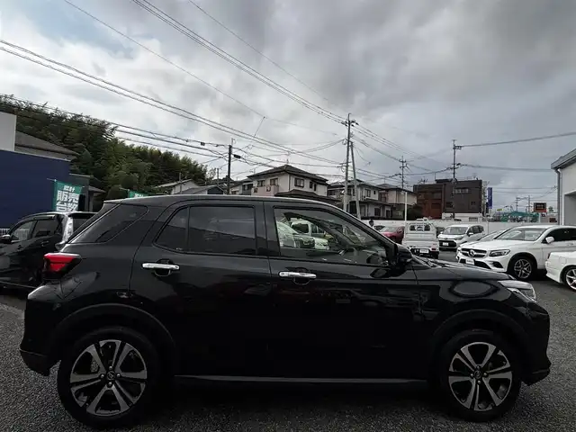 ダイハツ ロッキー プレミアム G 熊本県 2024(令6)年 1万km ブラックマイカメタリック ワンオーナー/純正9インチナビ(NSZN-Y70D)/【フルセグTV/Bluetooth/CD/DVD】/全方位カメラ/バックカメラ/レーダークルーズコントロール/衝突軽減システム/コーナーセンサー/レーンアシスト/ブレーキホールド/純正１７インチAW/オートLEDライト/オートハイビーム/アイドリングストップ/シートヒーター/ウィンカーミラー/ステアリングスイッチ/プッシュスタート/スマートキー/純正フロアマット/横滑り防止装置/ABS/盗難防止装置/保証書/取扱説明書/スペアキー